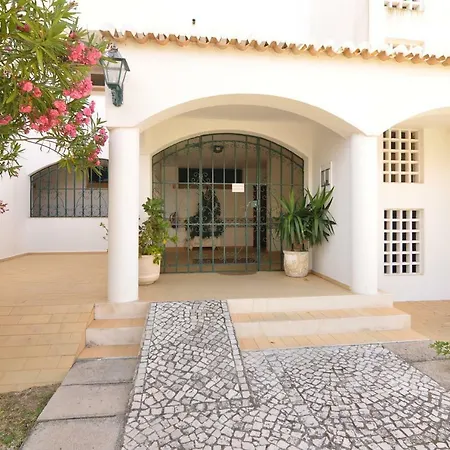 Between Golf And Apartamento